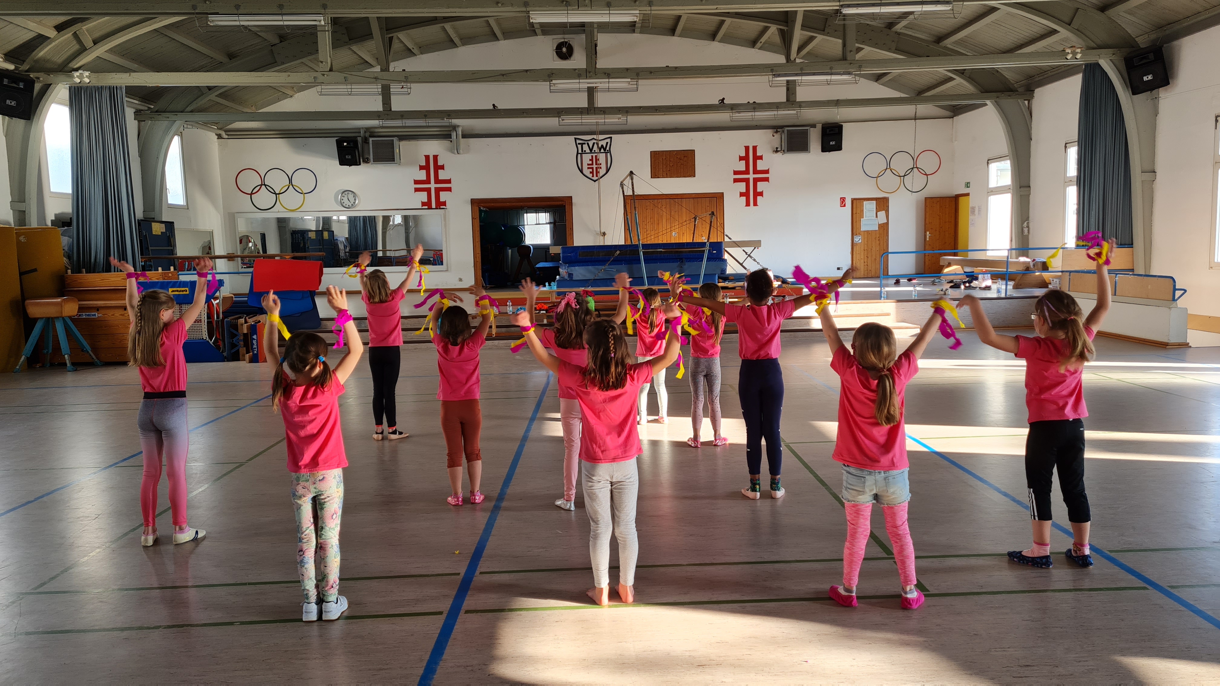 Die Tanzkinder beim Üben in der Halle