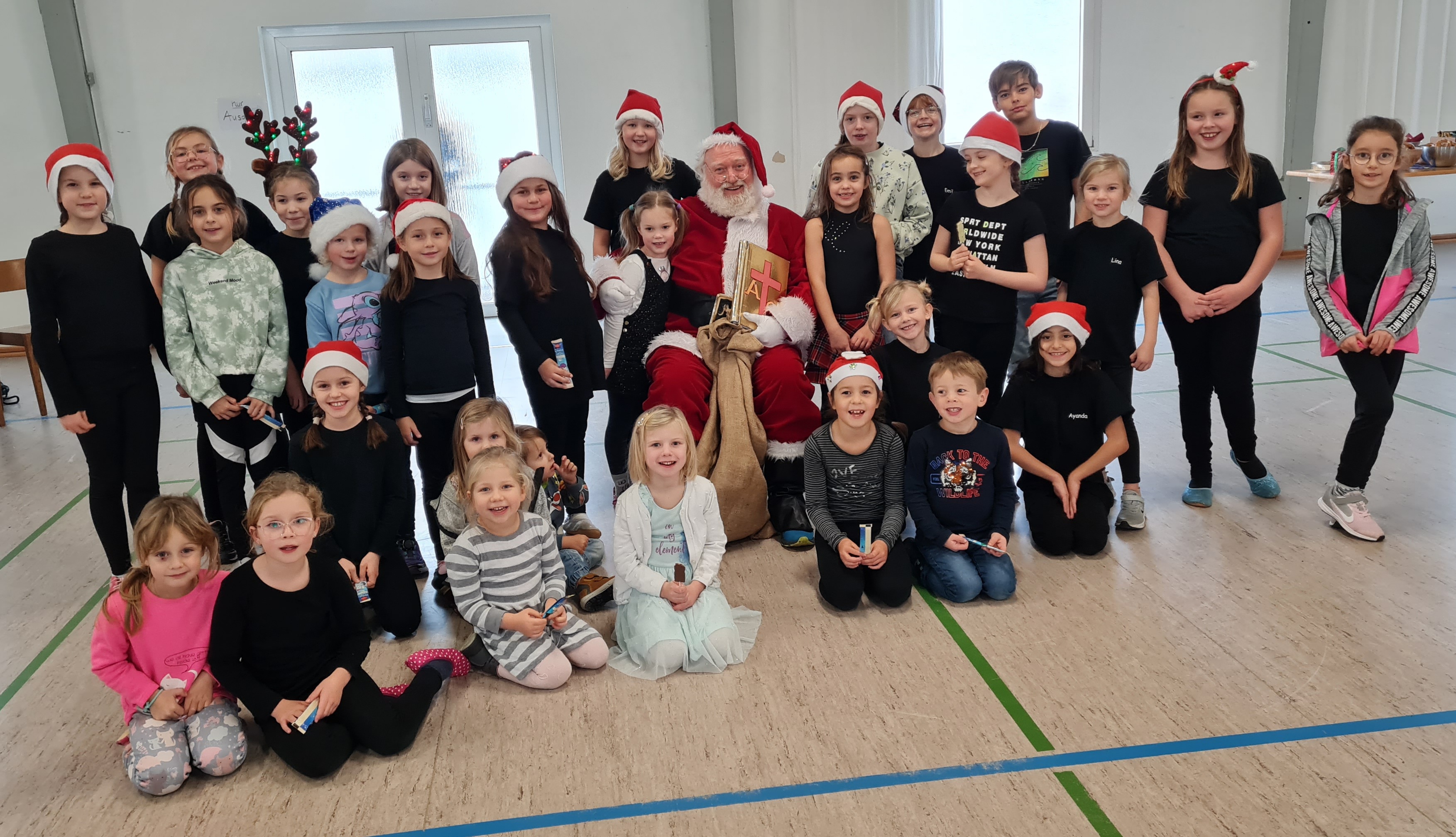 Ein Foto der Tanzkinder mit dem Weihnachtsmann