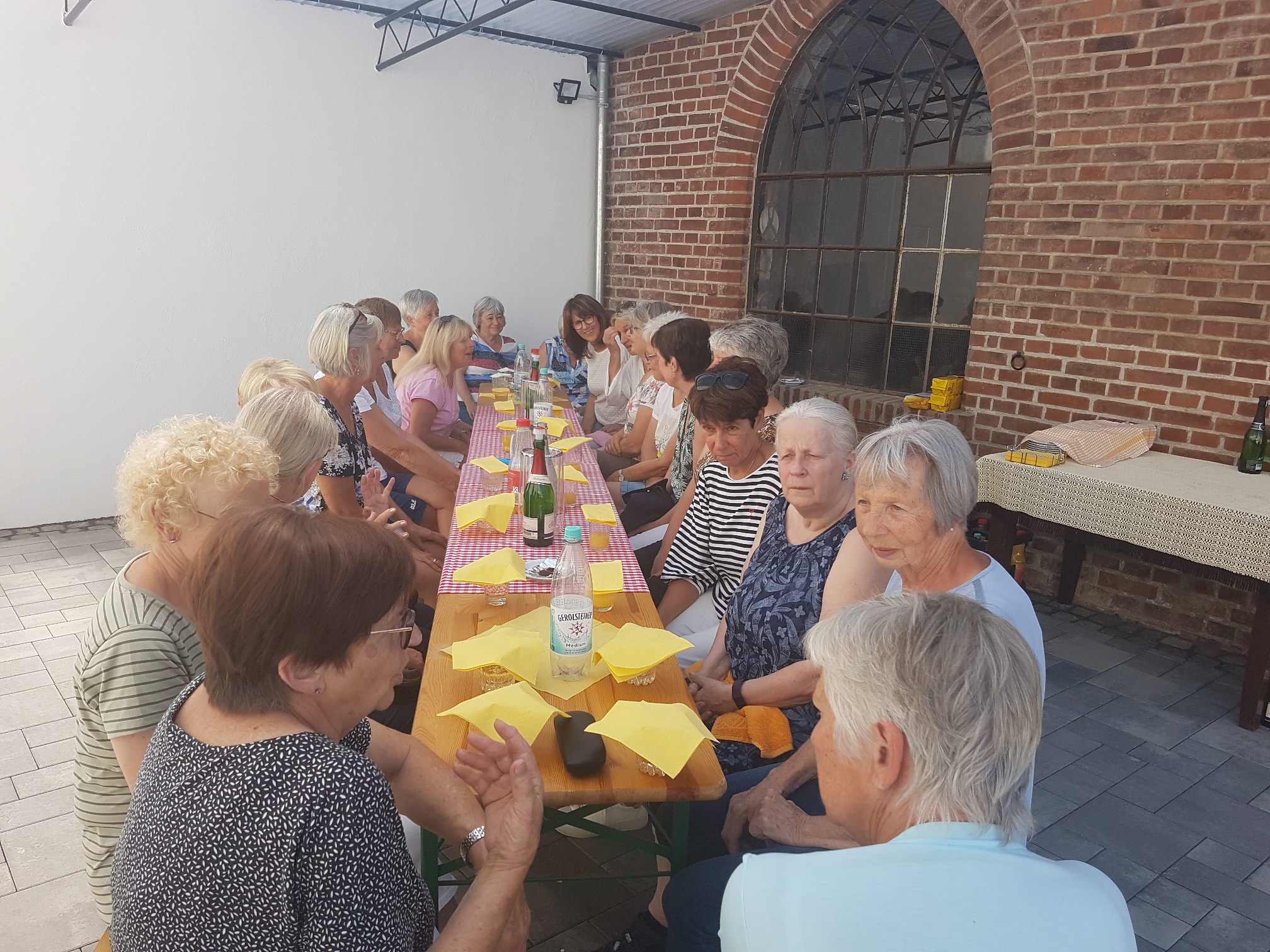 Die Gruppe beim gemeinsamen Essen