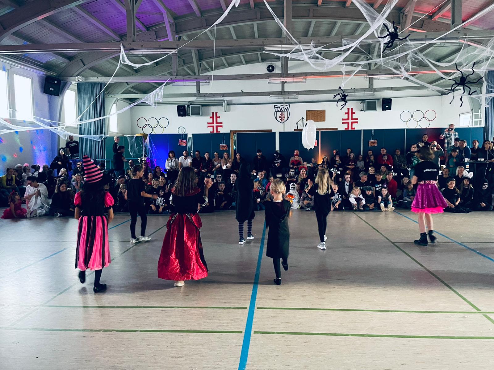 Die Turnhalle voll von tanzenden Gespenstern