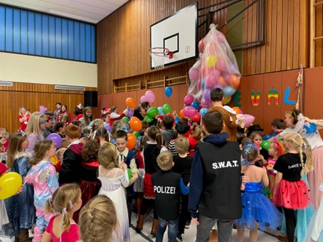 Der Luftballonregen von der Decke