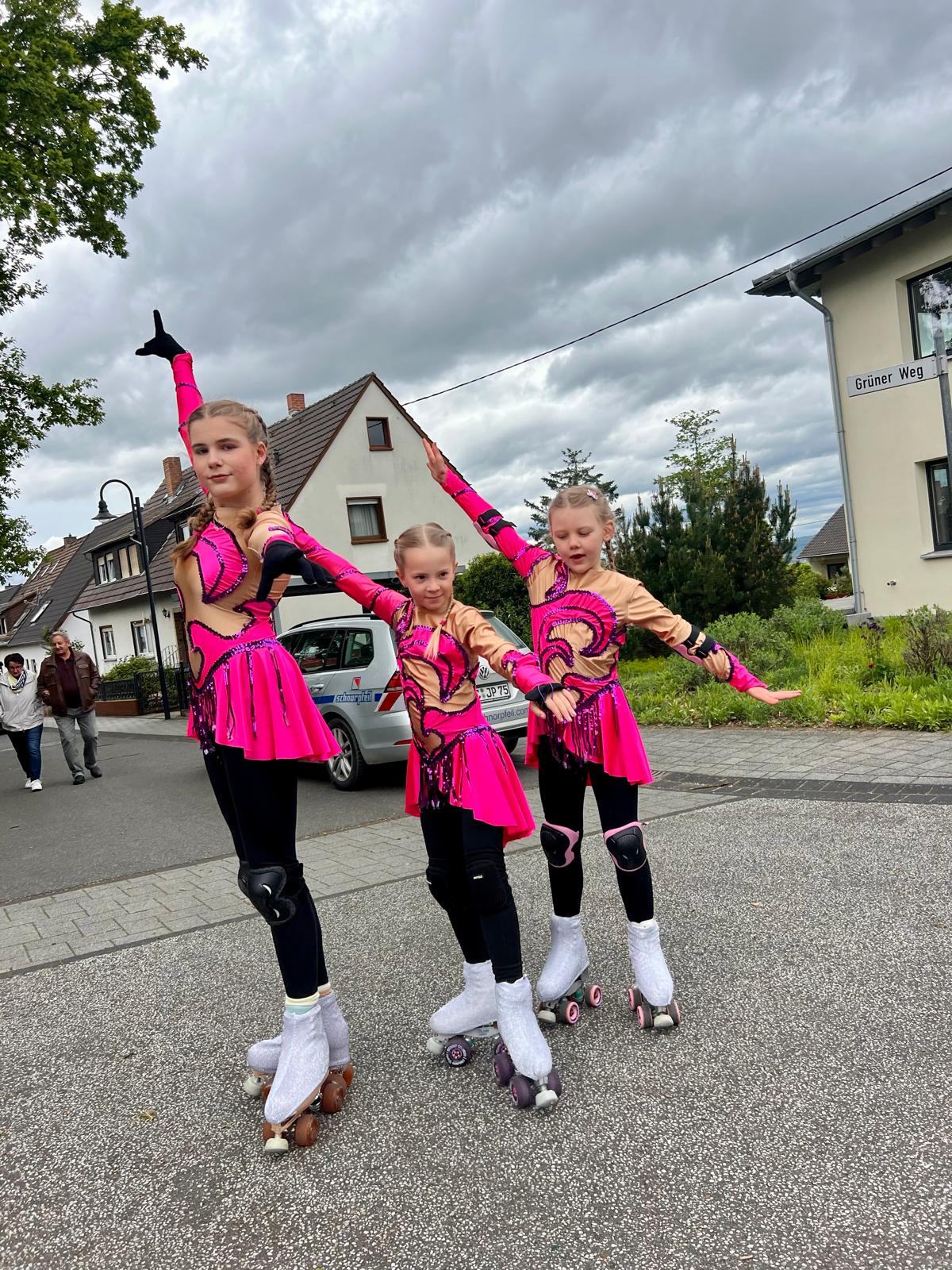 Die teilnehmenden Rollkunstläuferinnen