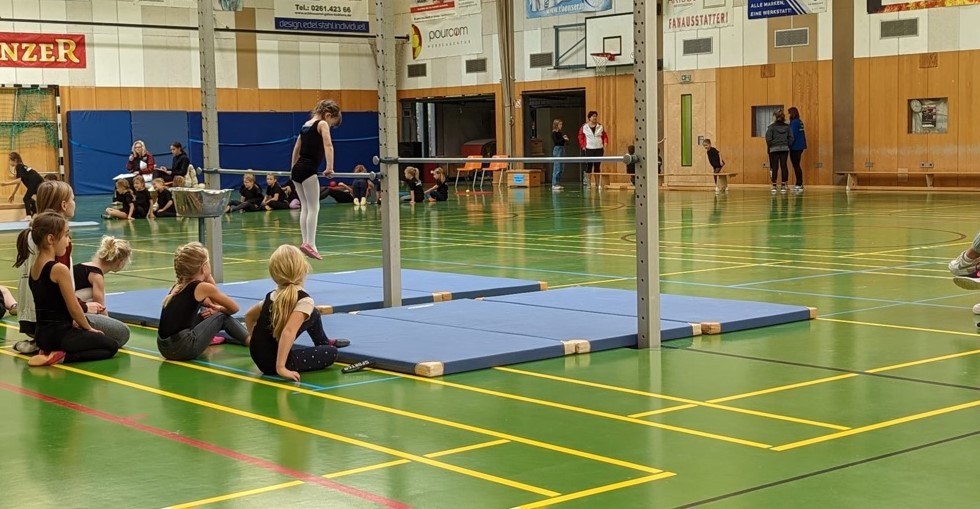Die TVW Mädchen- Miniriege am Reck