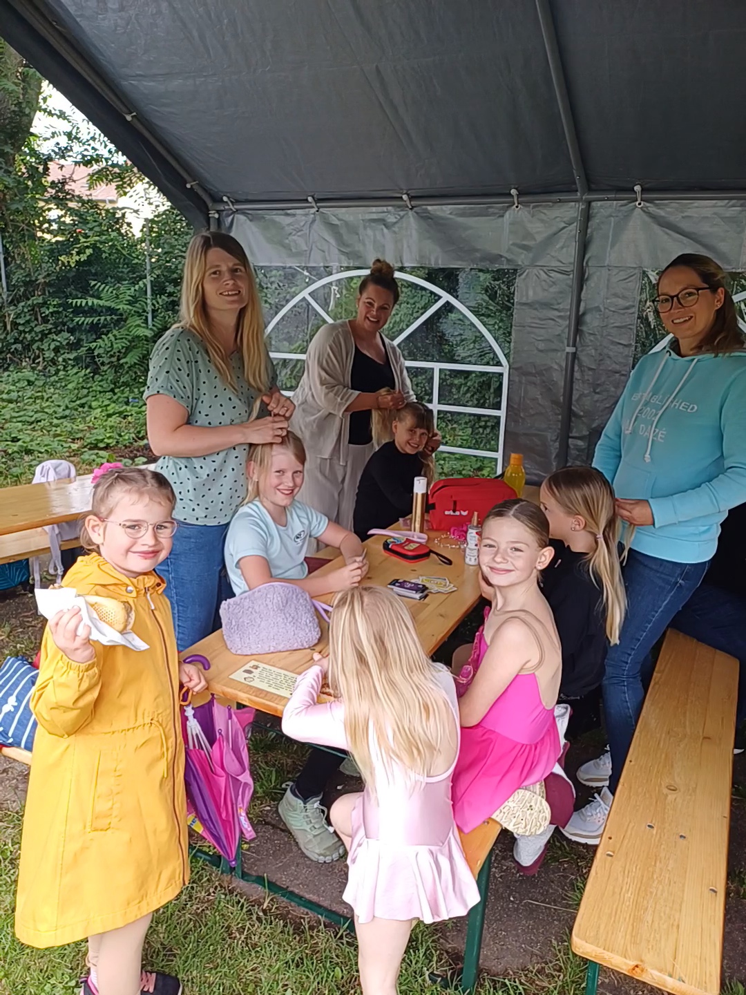 Gute Laune trotz Regen, beim Zurechtmachen der Kinder