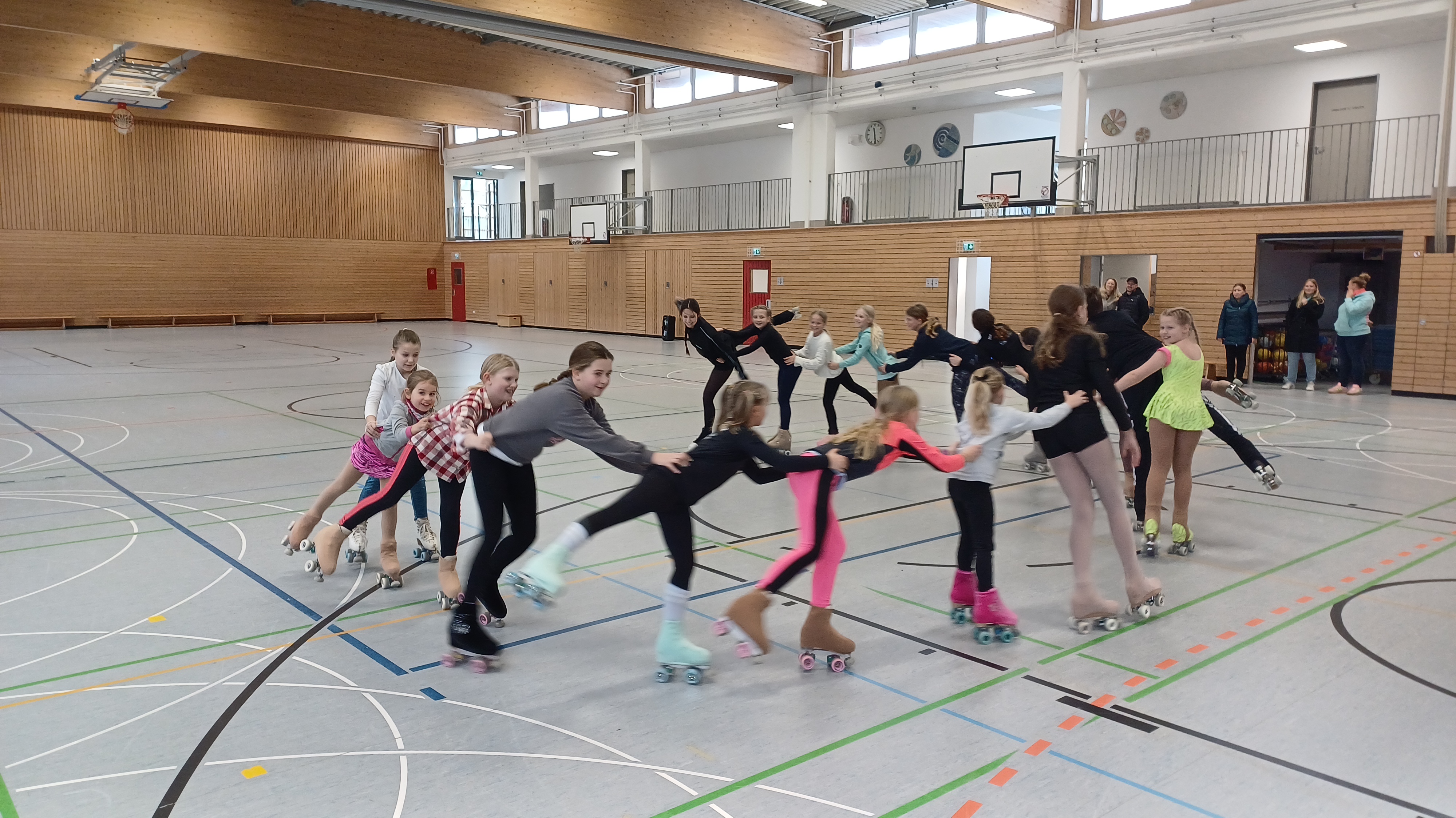 Die Rollsportlerinnen beim Üben