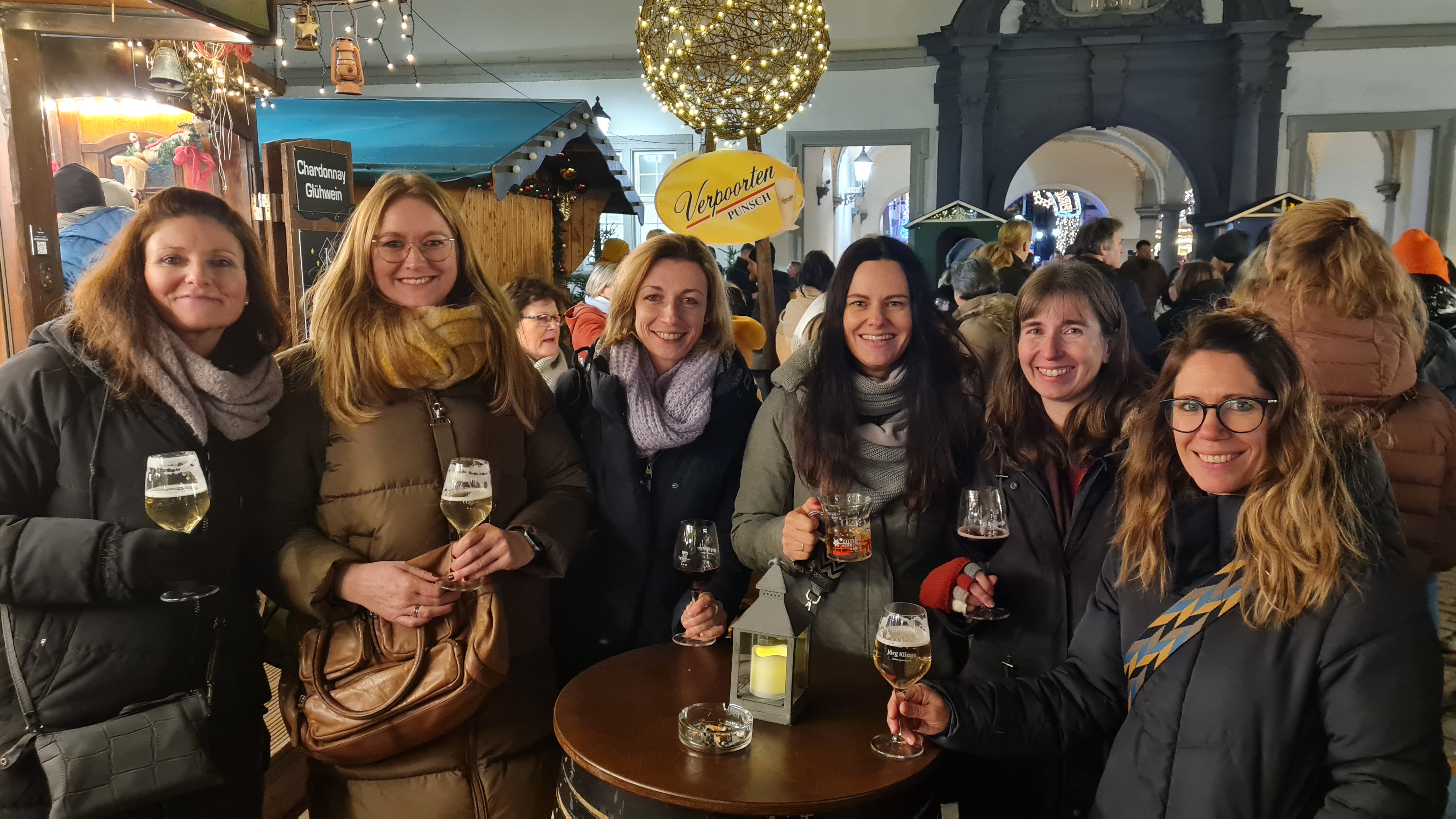 Die Streetdance Frauen im Restaurant