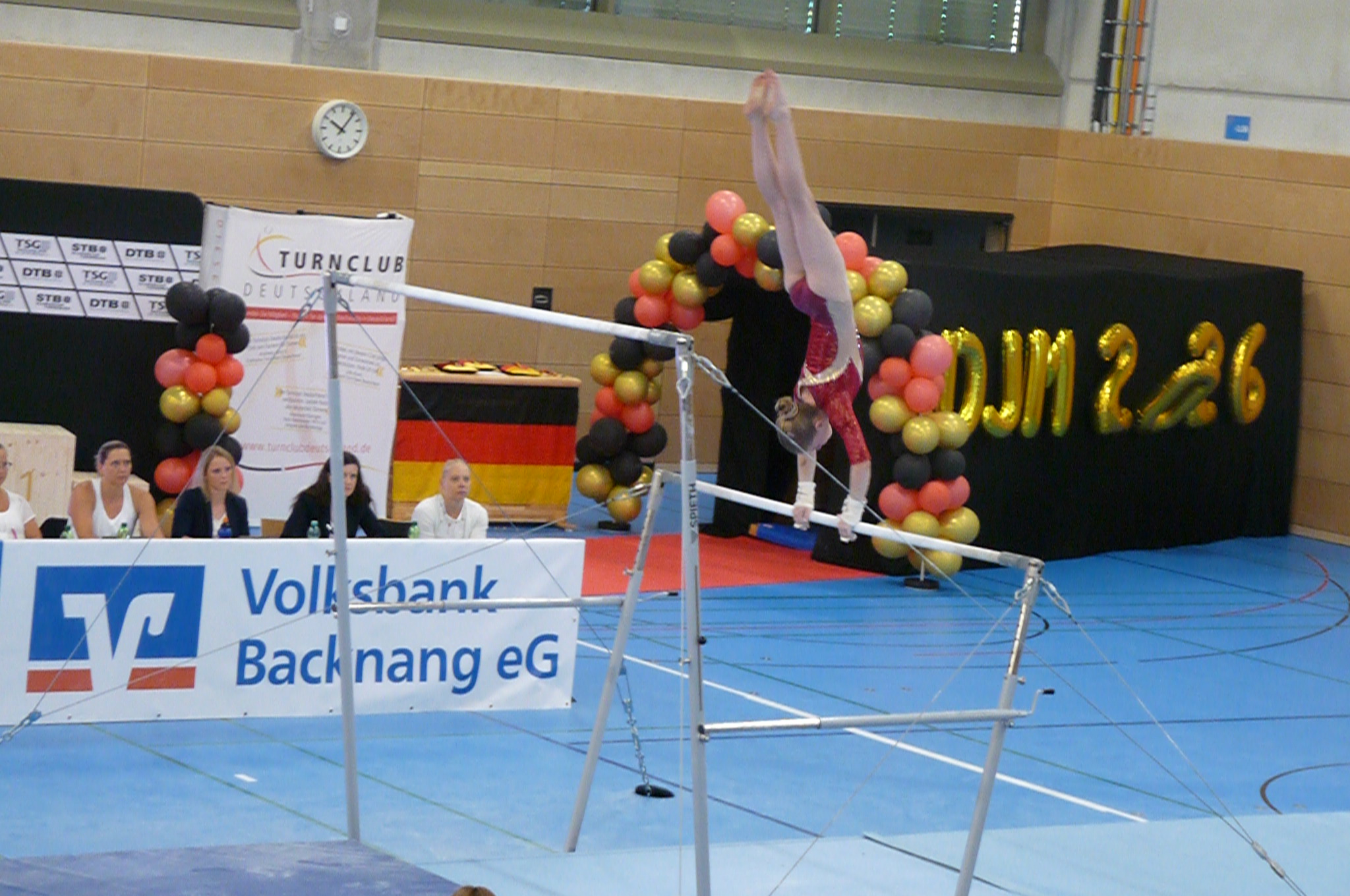 Handstand am Stufenbarren